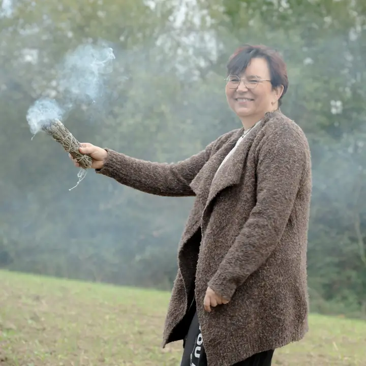 Nicole Dreis hält ein rauchendes Räucherbündel