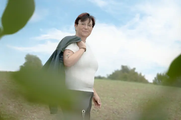 Nicole Dreis mit Jeansjacke über der Schulter