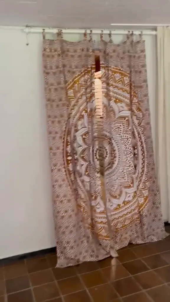 Eingang zum Seminarraum mit einem Mandala-Vorhang