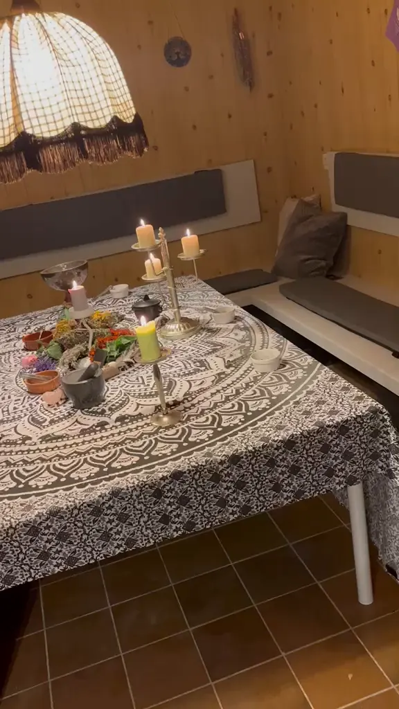 Ritualtisch mit Kerzen, Räucherschalen und Kräutern im Seminarraum