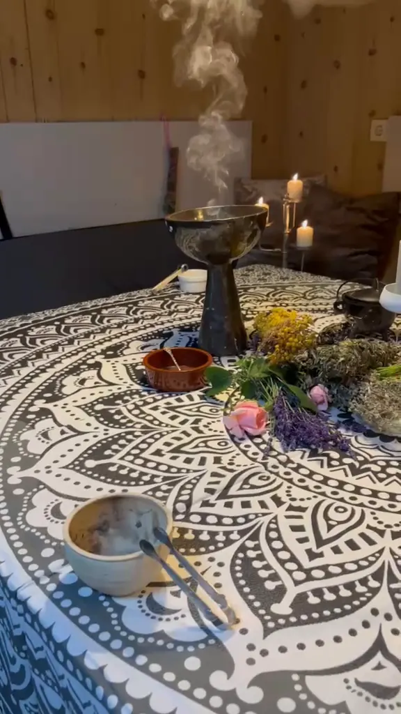 Rauch steigt aus einer Räucherschale auf dem gedeckten Ritualtisch