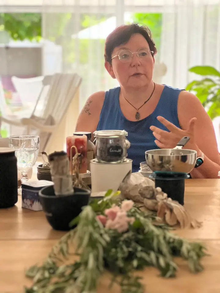 Nicole Dreis erklärt am Workshop-Tisch das Räuchern